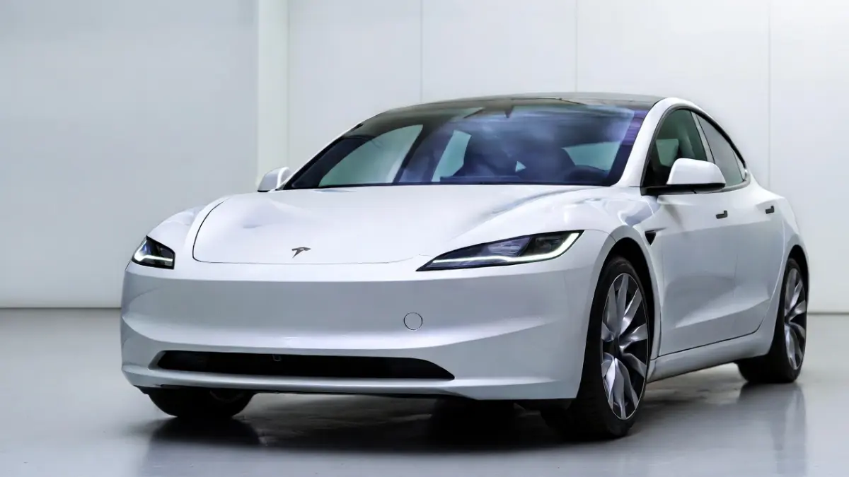 टेस्ला ने यूके में लॉन्च की सबसे सस्ती Model 3! नया Standard वेरिएंट कम कीमत, अच्छी रेंज और प्रैक्टिकल फीचर्स के साथ